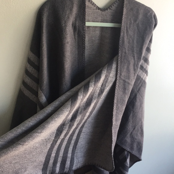 Reversible BB Dakota Poncho - Picture 3 of 5